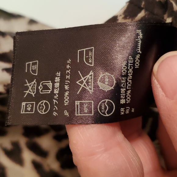 3/$30 H&M Sheer Sleeveless Button Down Top - Picture 6 of 6